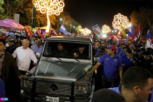 Daniel Ortega och Venezuelas presidente Nicolas Maduro i Managua tidigare i år.  "Sjuklige" Ortega kör bil (vilket han ofta gör).